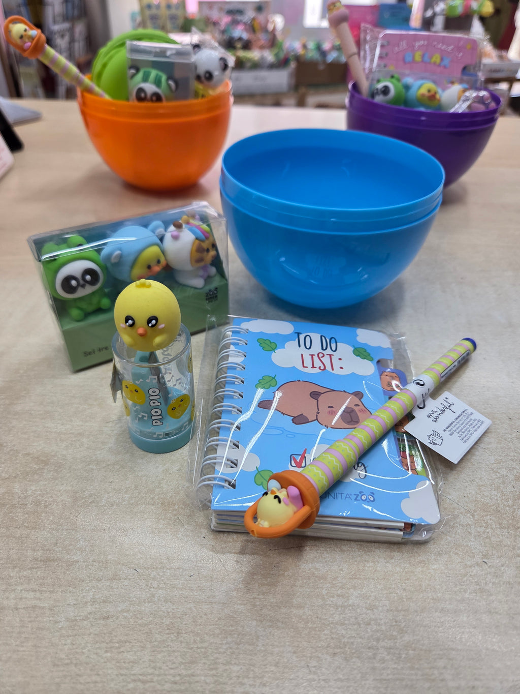 Uovo piccolo di Pasqua pieno di cancelleria Kawaii