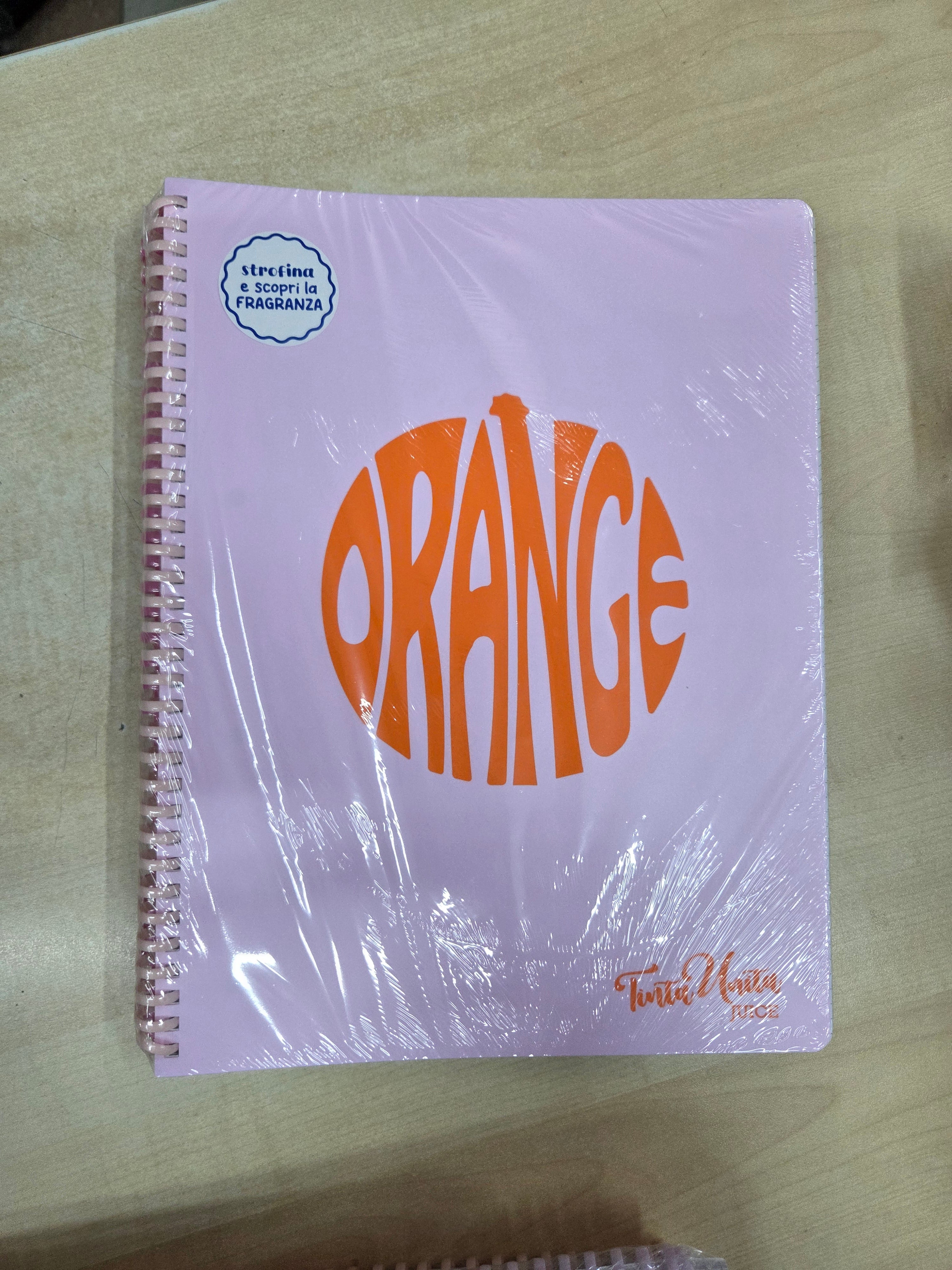 Tinta Unita Juice – Maxi Quaderno Spiralato Profumato A4 – Rigatura 1R