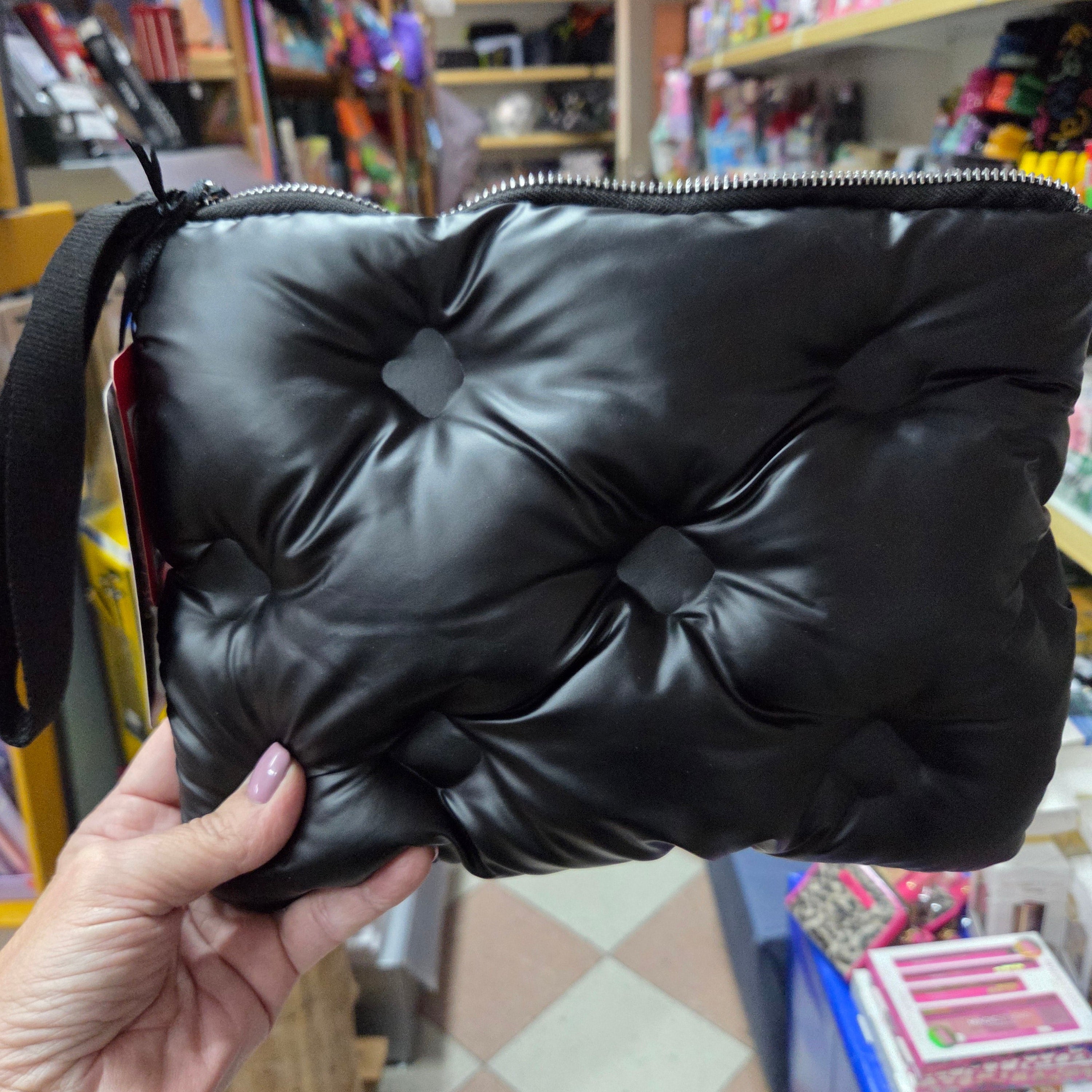 Pochette imbottita con maniglia e portachiavi orsetto, Royal bubble