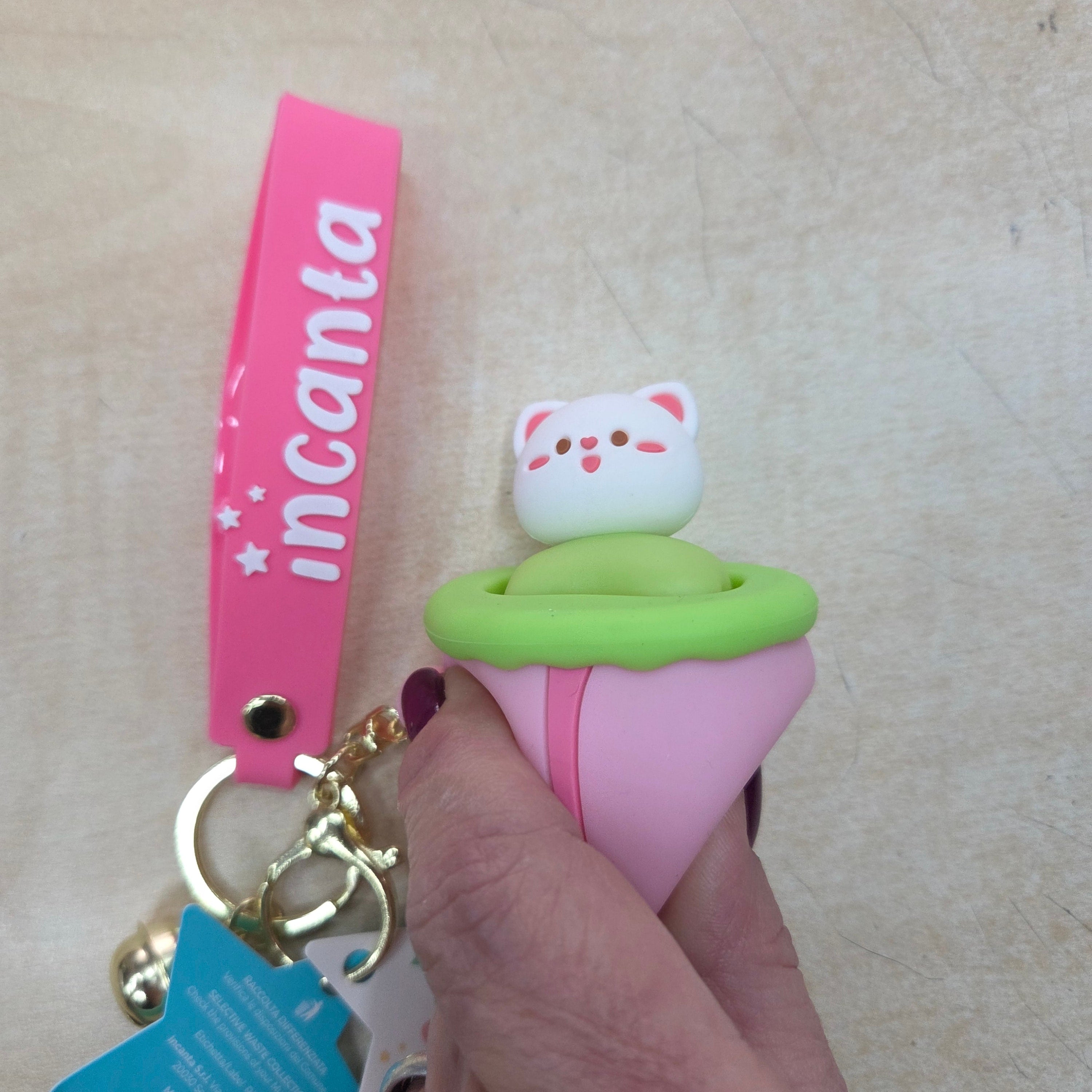 Incanta: Portachiavi in silicone sonnellino nascondino rosa fucsia