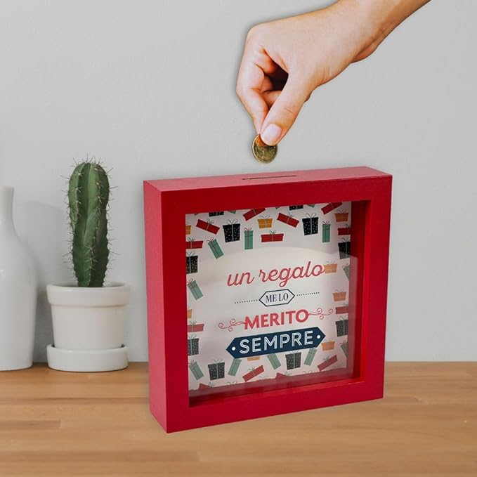Salvadanaio Decorativo in Legno 16x16 cm – «Un regalo me lo merito sempre»