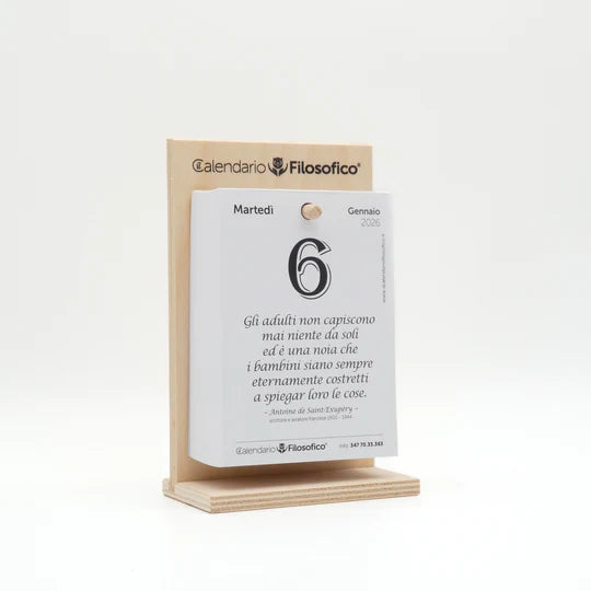 CALENDARIO FILOSOFICO 2026 - MIS. 10 x 14 CM - CON SUPPORTO IN LEGNO