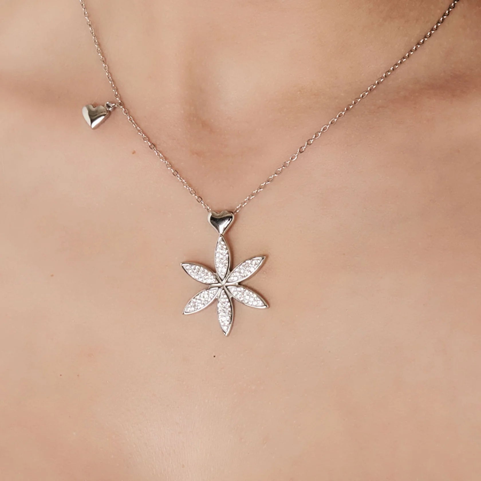 Luca Barra – Collana Donna in Acciaio con Fiore della Vita e Cuore