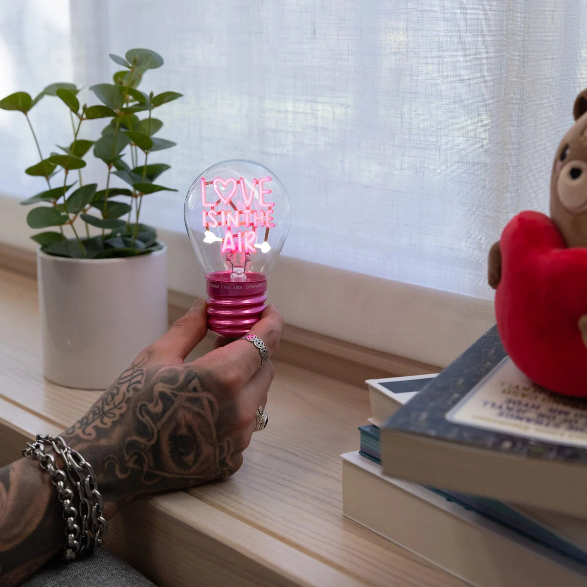 Legami: bundle con 2 Penne Gel Better Toghether + Lampada da tavolo Love is in the air