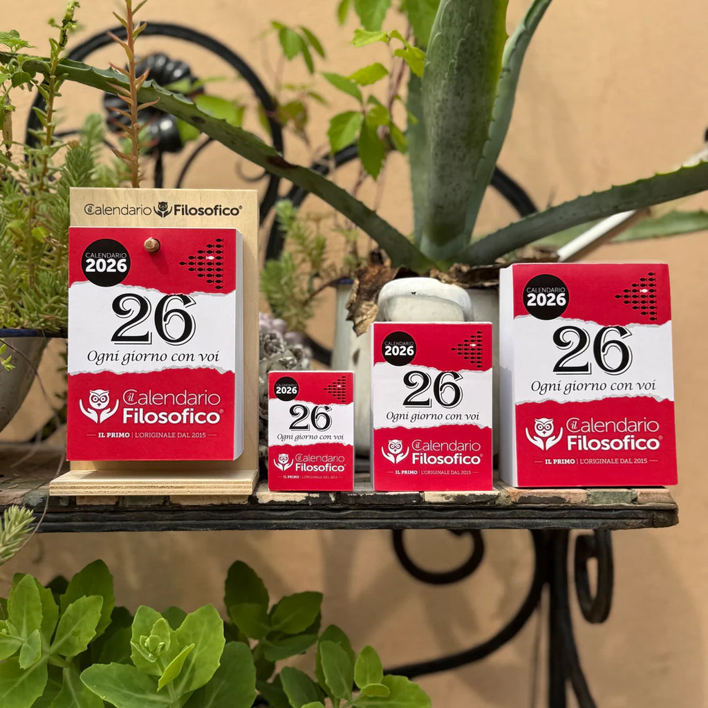 CALENDARIO FILOSOFICO 2026 - MIS. 10 x 14 CM - CON SUPPORTO IN LEGNO