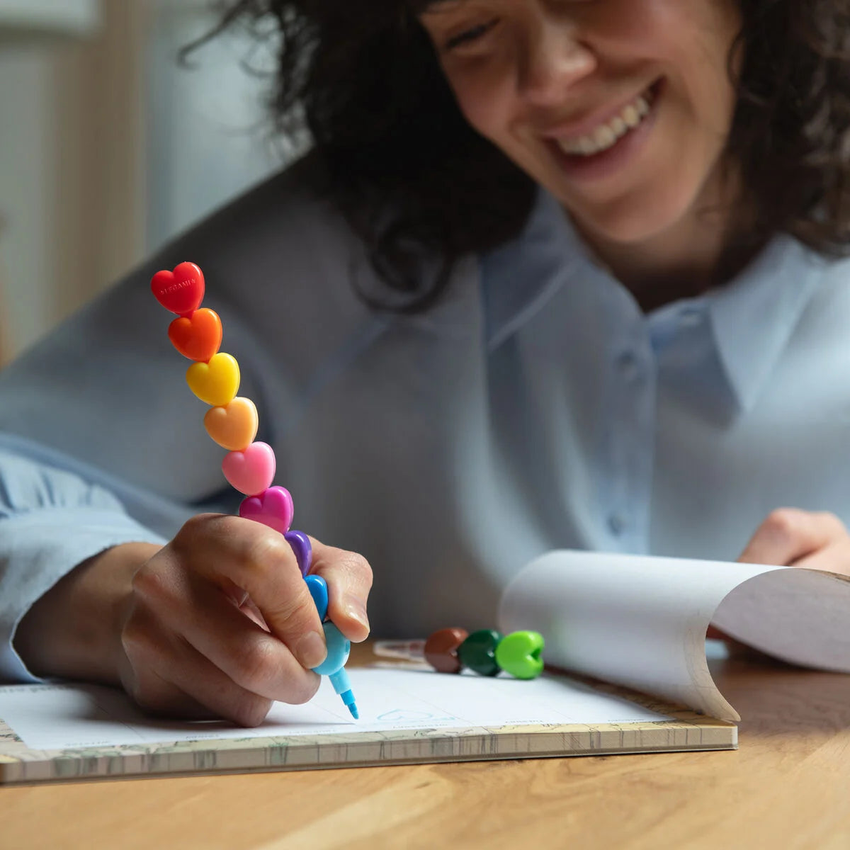 Legami: bundle con 2 Penne Gel Better Toghether+Timbro a rullo+12 Pastelli Impilabili+Biglietto Auguri