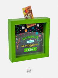 Salvadanaio Decorativo in Legno 16x16 cm – «Rompere dopo la maggiore età»
