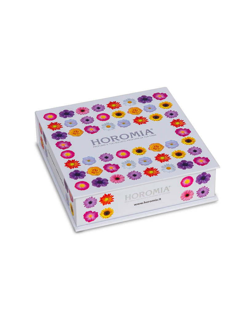 HOROKIT MONODOSE è l’incantevole box contenente 18 fragranze Horomia in formato da 20 ml.